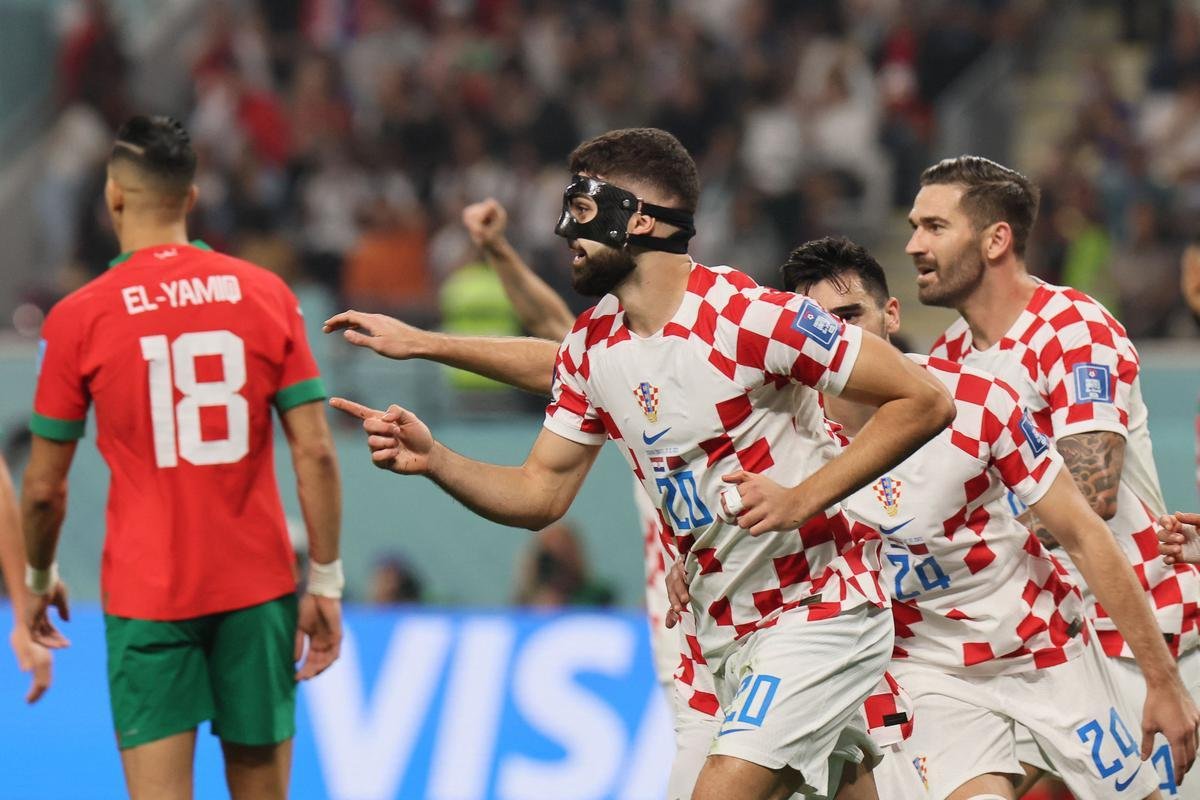 Josko Gvardiol abriu o placar para a Crocia sobre o Marrocos com um lindo gol de cabea: 1 a 0
