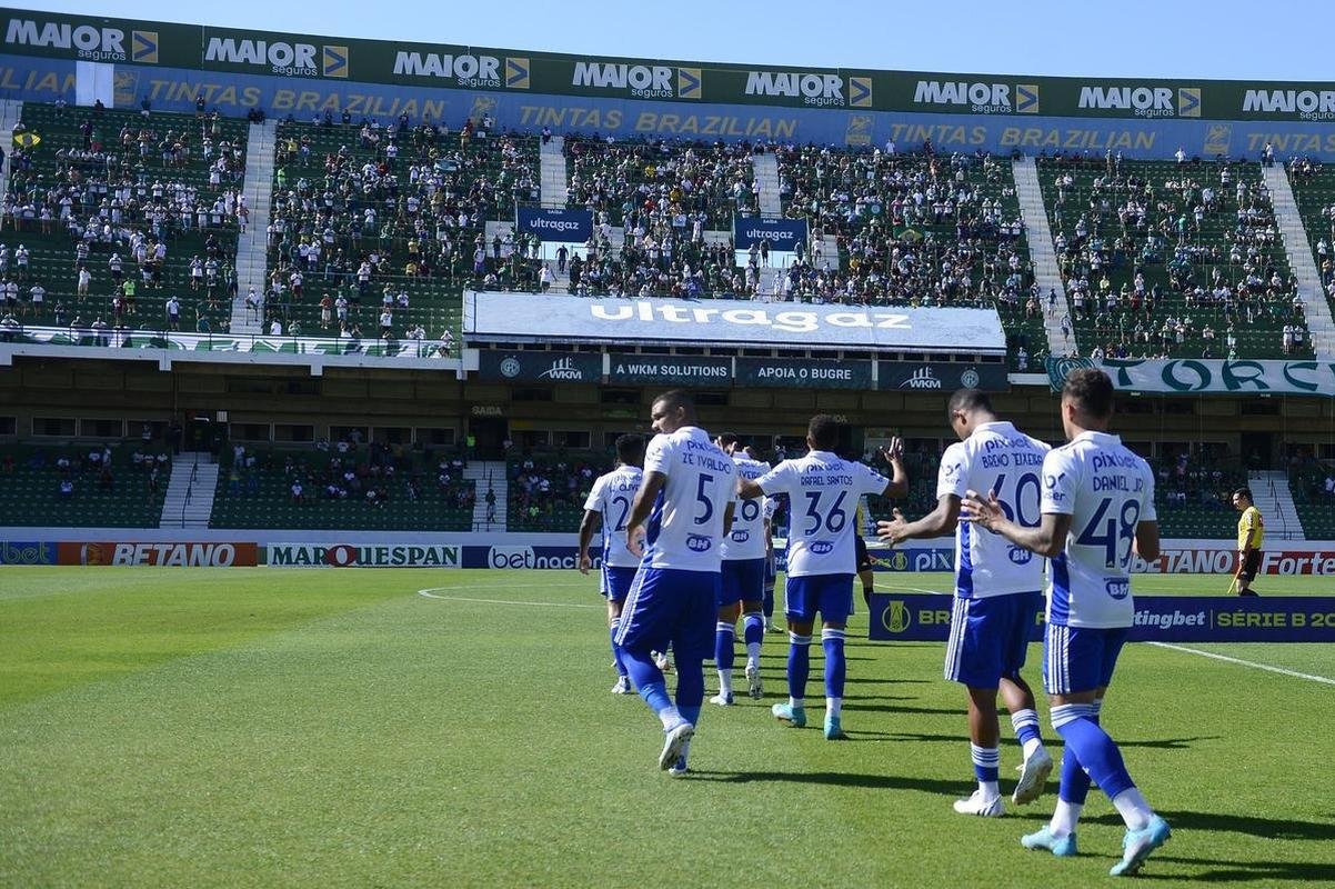 Fotos do jogo entre Guarani e Cruzeiro, no Brinco de Ouro, em Campinas, pela 17 rodada da Srie B do Campeonato Brasileiro