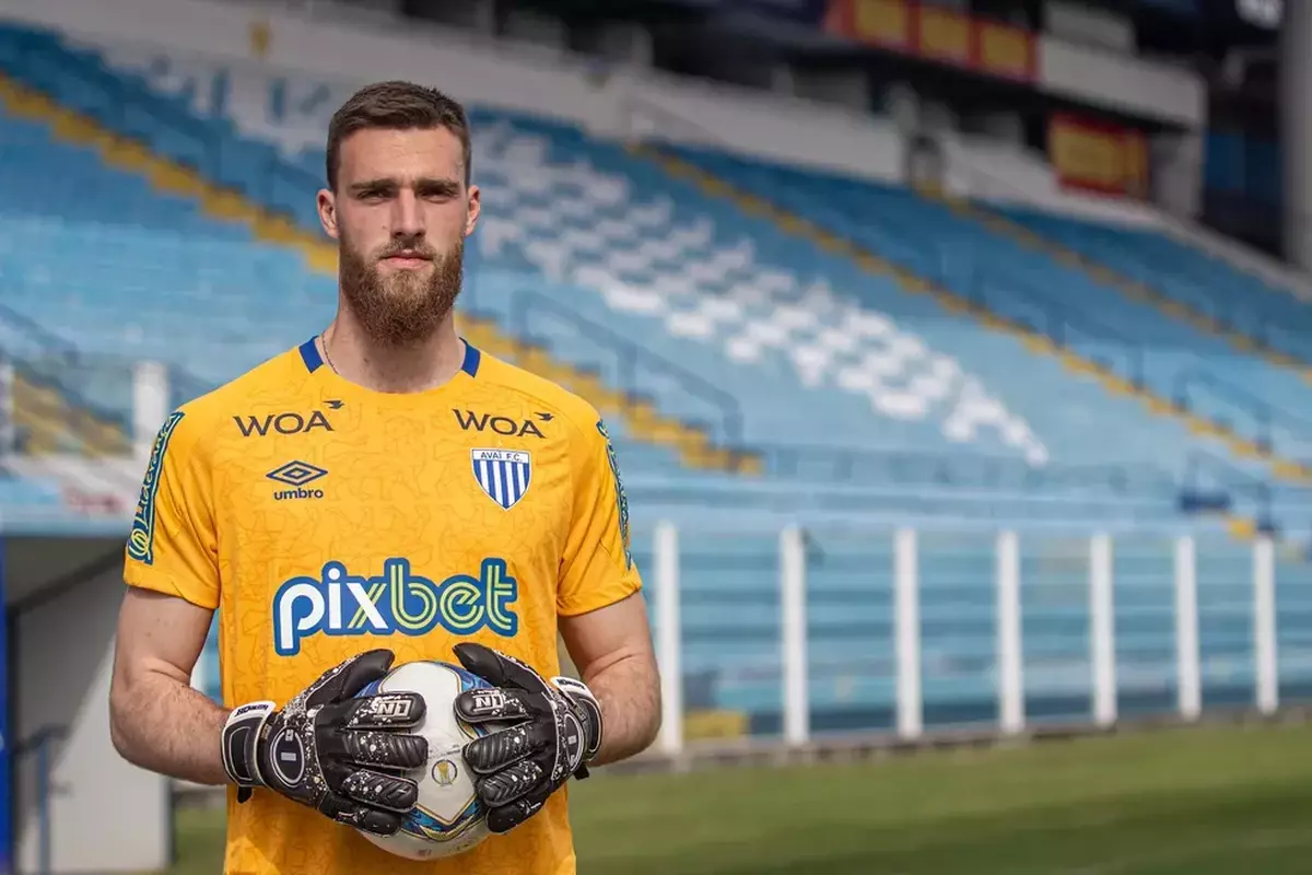 Ava contratou o goleiro Igor Bohn