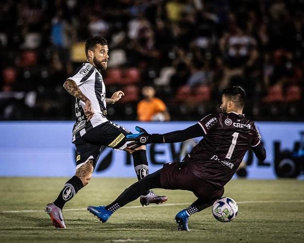 Santos ou Botafogo-SP: Santos venceu o jogo de ida da terceira fase por 2 a 0, fora de casa. A volta será nesta quarta-feira, a partir das 19h, na Vila Belmiro.