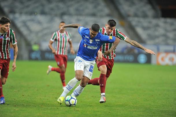 Cruzeiro derrotou Fluminense por 2 a 1, com gols de Raniel e Ayrton Lucas (contra); Henrique, tambm contra, descontou para os cariocas