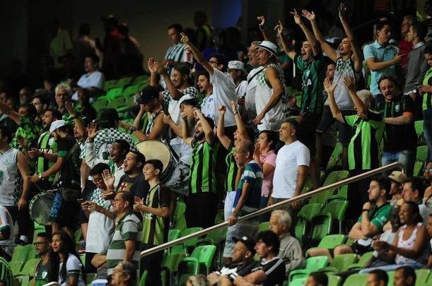 Fotos do duelo entre Amrica e Caldense, no Independncia, pela primeira rodada do Mineiro
