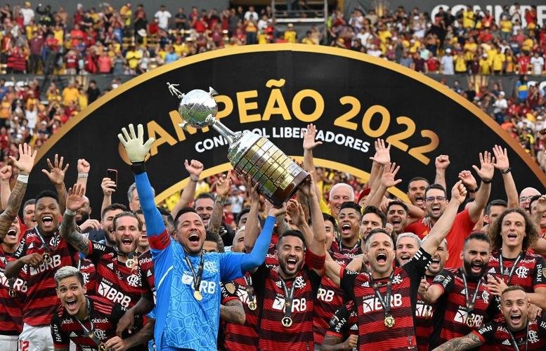 Flamengo ergue a taa de tricampeo da Copa Libertadores. Na final, venceu o Athletico por 1 a 0, em Guayaquil, com gol de Gabigol