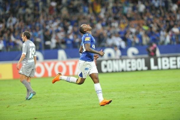 Sass chegou a balanar as redes, mas auxiliar marcou impedimento