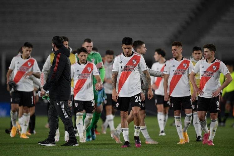 Nacho Fernndez, do Atltico, foi expulso aps atingir rival de forma involuntria