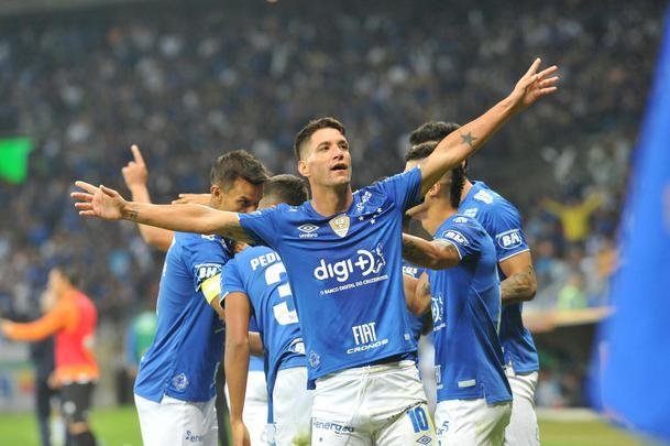 11/07/2019 - a crise política e administrativa refletiu no futebol do Cruzeiro, que despencou na classificação do Campeonato Brasileiro. Nos mata-matas, ainda havia esperança de bons resultados. A vitória por 3 a 0 sobre o Atlético - dia 11 de julho, no Mineirão, pelas quartas de final da Copa do Brasil - animou os torcedores. Contudo, o bom futebol ficou limitado àquela partida.