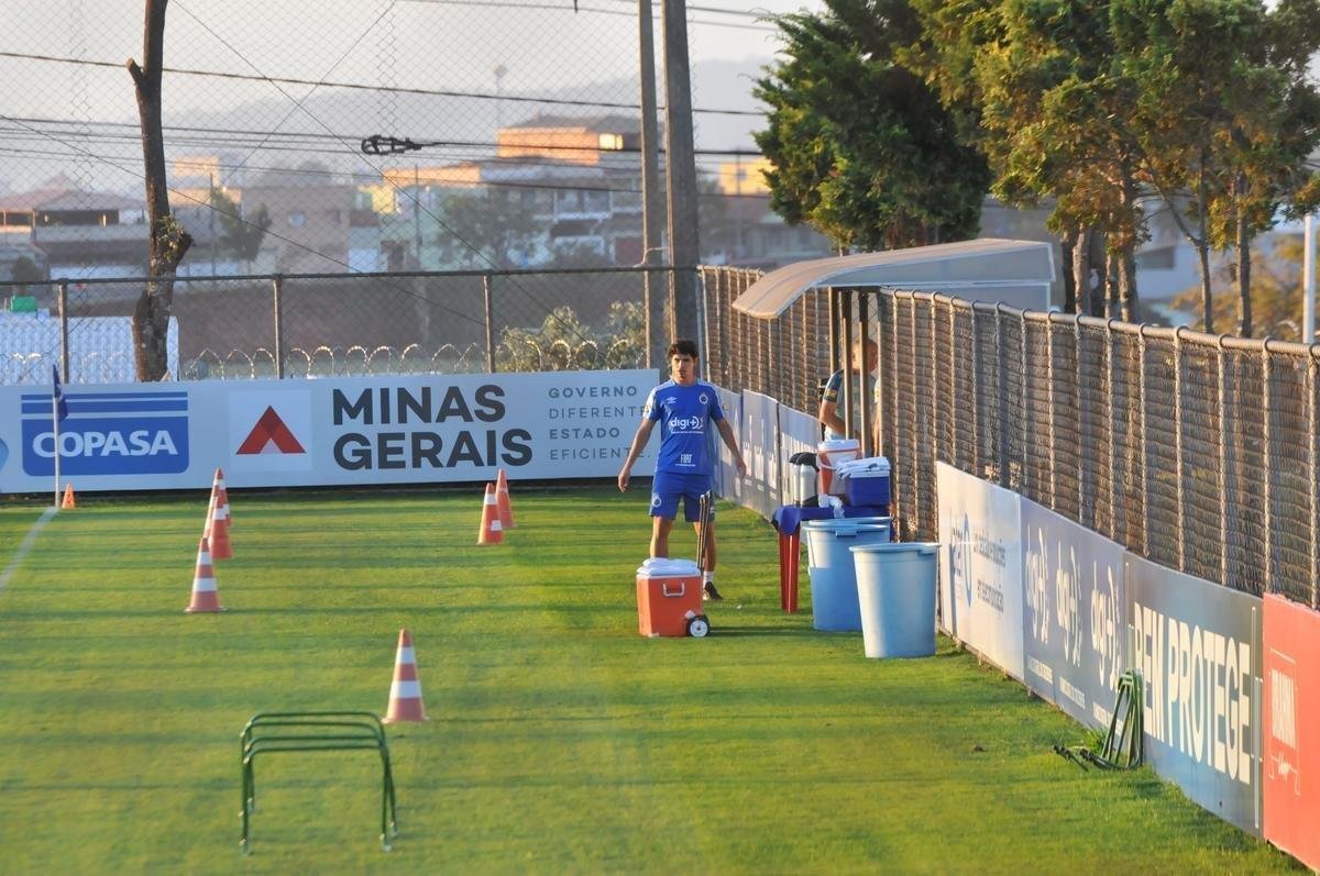 Cruzeiro iniciou sua intertemporada nesta segunda-feira na Toca da Raposa II. Tcnico Mano Menezes contou com elenco completo. Grupo agora comea preparao para decises com Atltico na Copa do Brasil, River Plate na Copa Libertadores e 29 rodadas restantes do Campeonato Brasileiro