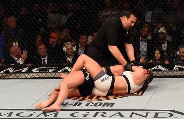 Miesha Tate finaliza Holly Holm com mata-leão, no quinto round, e conquista cinturão peso galo