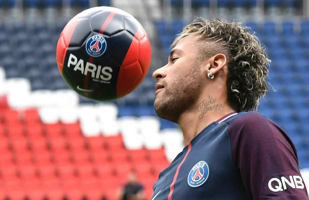 Imagens da apresentao de Neymar como grande reforo do Paris Saint-Germain