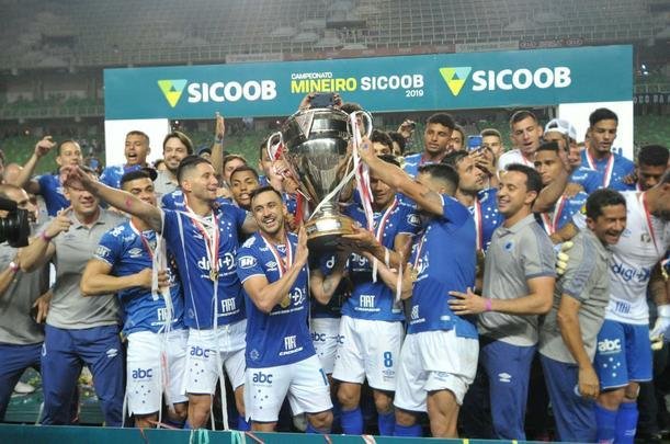 Entrega de medalhas e erguimento da taa: veja a festa do Cruzeiro com o bi do Mineiro