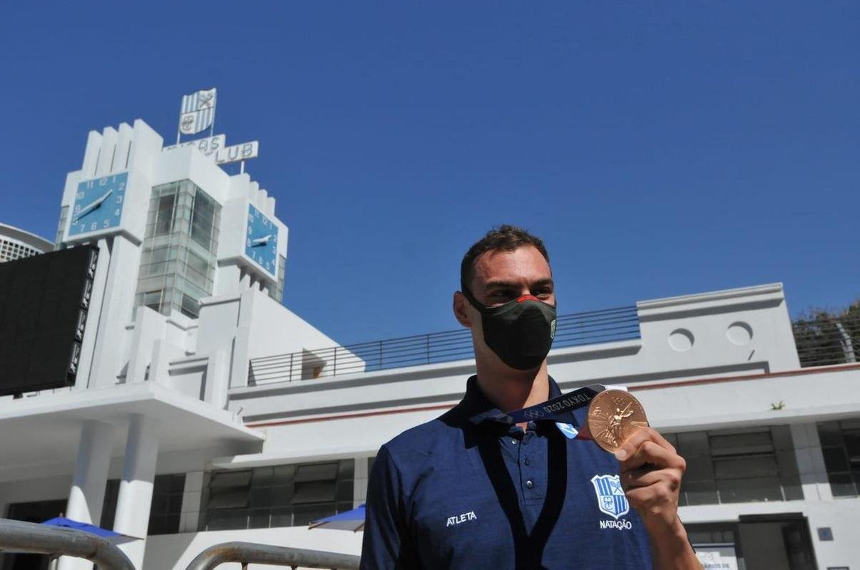 Medalha de bronze nos 200m livre, em Tquio, nadador Fernando Scheffer se reapresenta ao Minas Tnis Clube, em BH, e  festejado por funcionrios, diretoria e fs