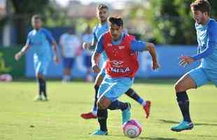 Cruzeiro se reapresentou aps estreia na Copa Libertadores e iniciou sua preparao para o clssico de domingo, s 11h, no Independncia, contra o Atltico, pela nona rodada do Mineiro. As novidades foram as presenas do atacante Sass e do zagueiro Cac, da base. Fred foi vetado devido a um estiramento na panturrilha direita. 