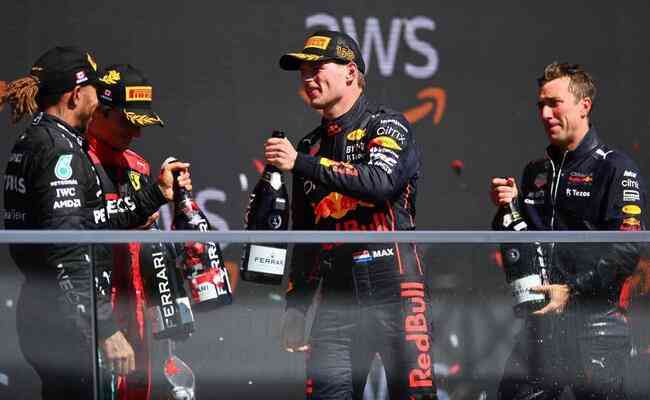Max Verstappen conquistou sua sexta vitória na temporada; Carlos Sainz e Lewis Hamilton completaram o pódio