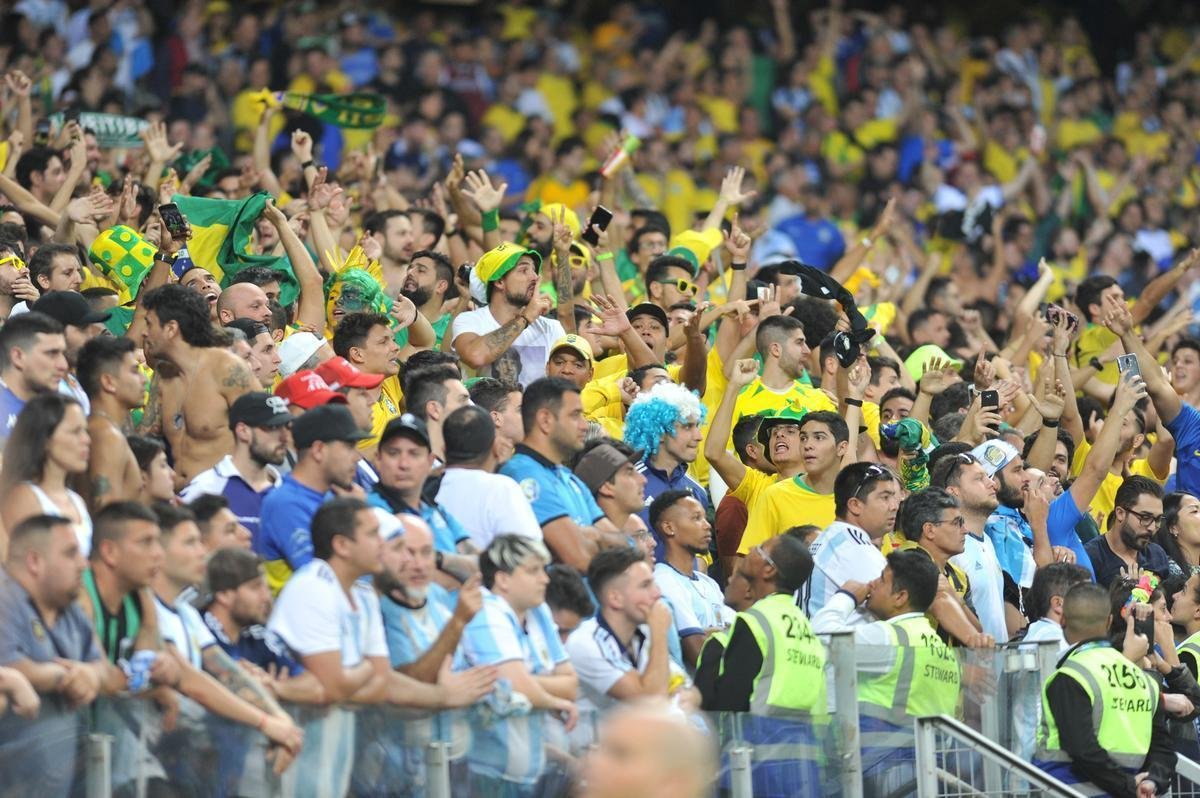 Fotos das torcidas de Brasil e Argentina, no Mineiro, no clssico vlido pela semifinal da Copa Amrica