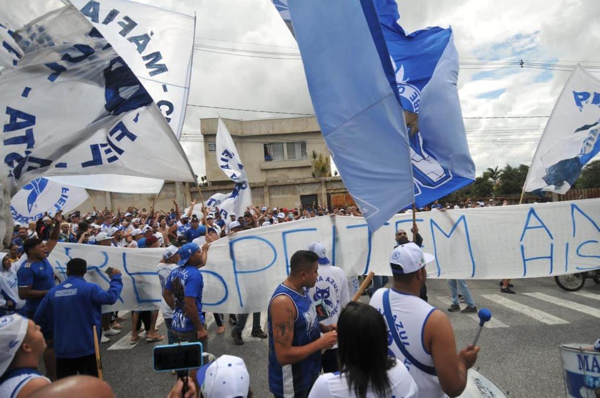 Torcedores do Cruzeiro protestam na porta da Toca da Raposa II, nesta quinta-feira (06/01), contra a sada do goleiro Fbio do clube