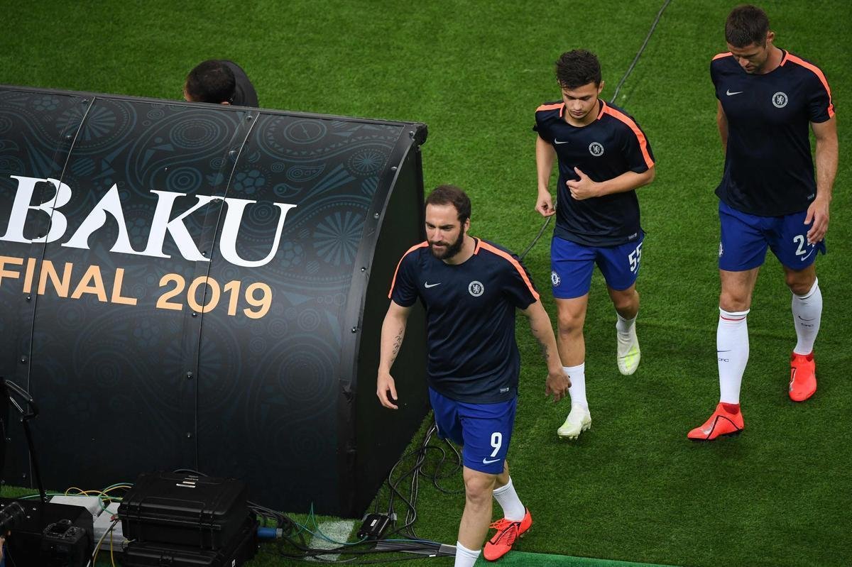 Com direito a um show de Hazard no segundo tempo, quando o craque belga marcou dois gols e ainda deu assistncia para Pedro balanar as redes, o Chelsea goleou o Arsenal por 4 a 1, nesta quarta-feira, no estdio Olmpico de Baku, no Azerbaijo, e conquistou o seu segundo ttulo da Liga Europa