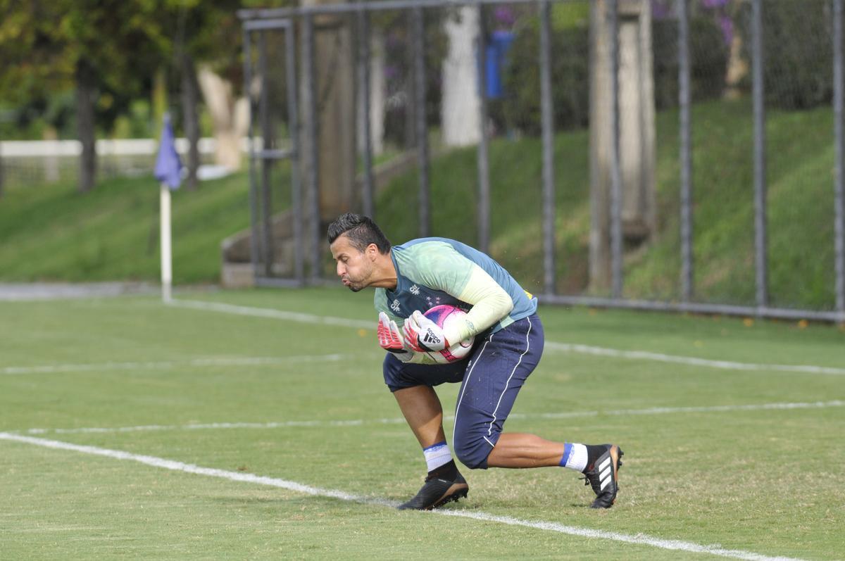 Mano Menezes montou Cruzeiro que deve encarar o Villa Nova no sbado e promoveu trs mudanas em relao ao ltimo jogo: Murilo entrou na vaga de Leo, Egdio no lugar de Marcelo Hermes e Robinho deu lugar a Ariel Cabral