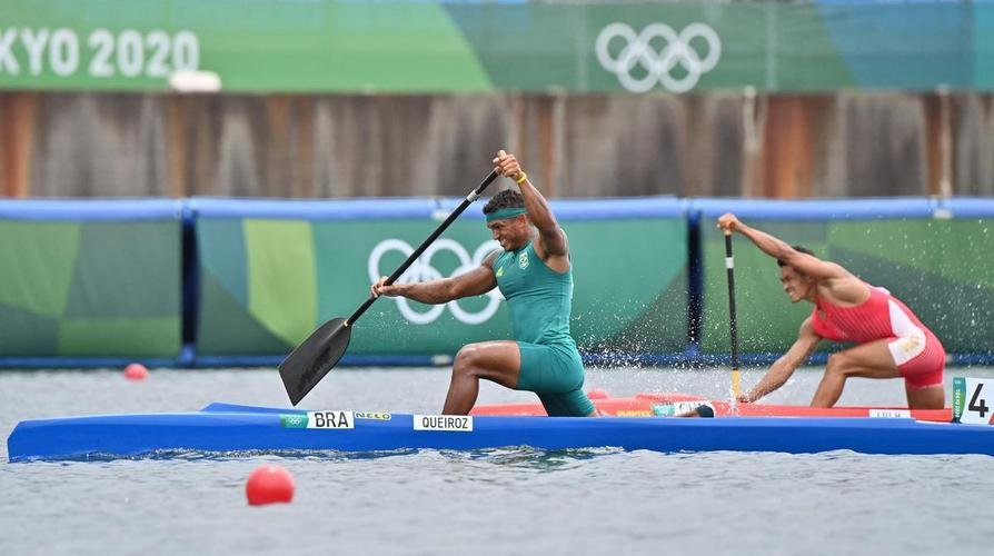 Isaquias Queiroz venceu a final da canoagem sprint C1 1000m com tempo de 4:04.408