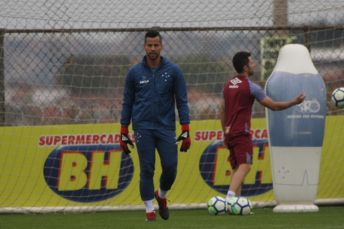 Goleiro Fbio vai a campo sob superviso de preparador Robertinho