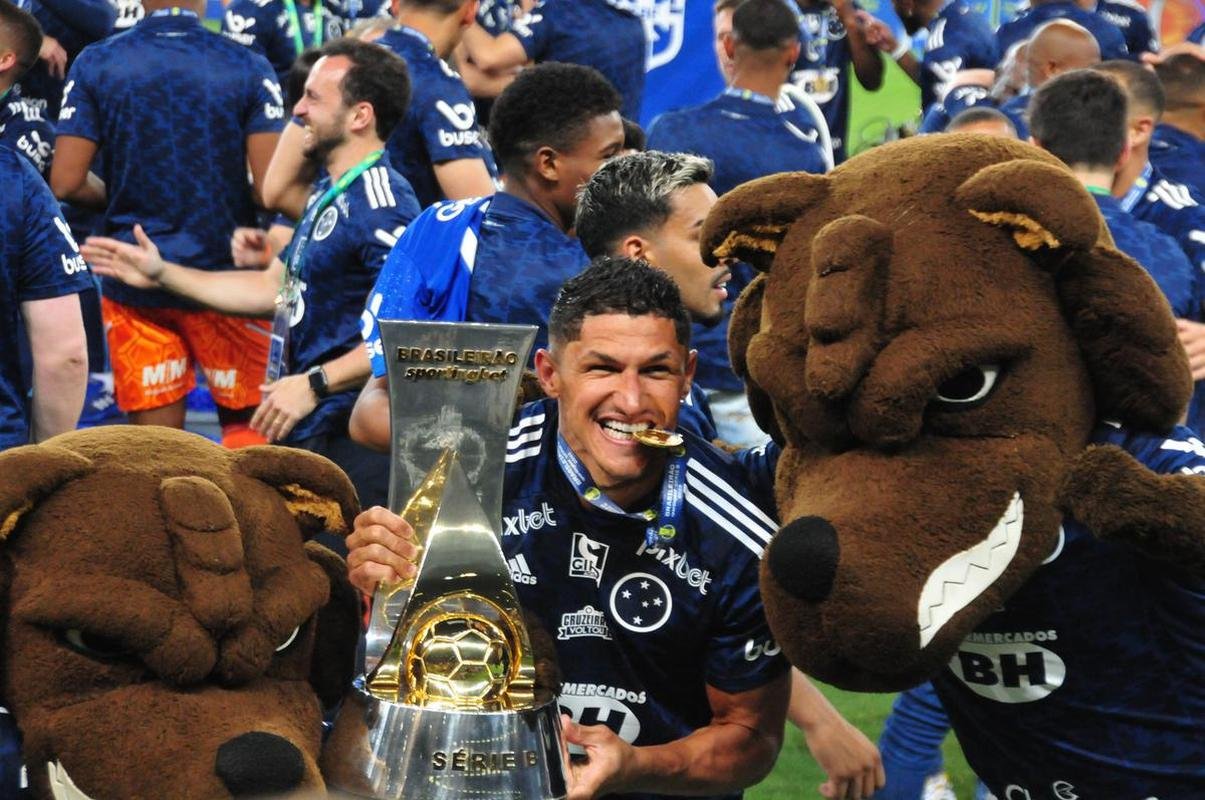 Cruzeiro levanta a taa da Srie B e faz festa no Mineiro
