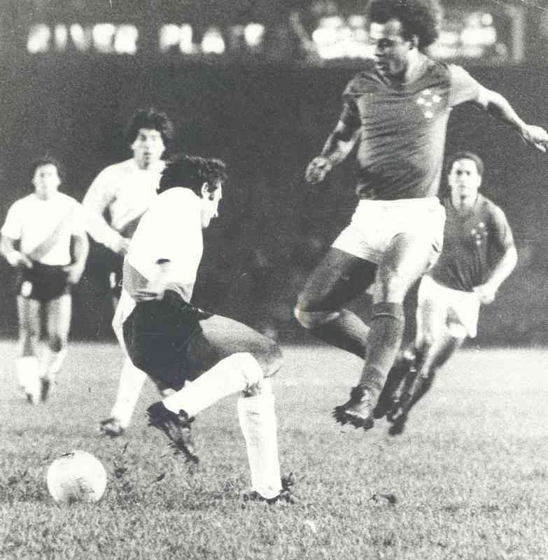 1976 - Copa Libertadores - Cruzeiro foi campeo ao vencer o River Plate na deciso. Imagem da partida diante do River Plate, no Mineiro, no primeiro jogo da final.