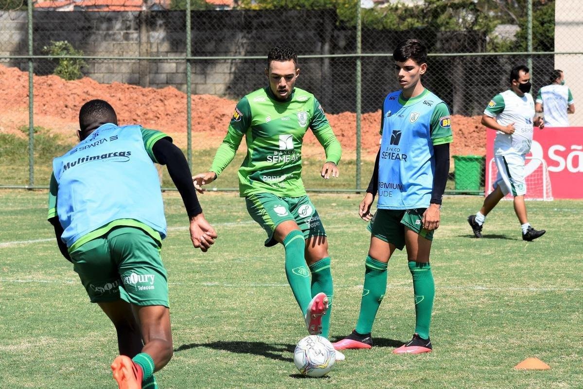 O Amrica segue com treinos preparatrios para a disputa do Campeonato Mineiro 2021. Comandados pelo auxiliar tcnico Mrcio Hahn, jogadores da base americana - e tambm os que tiveram menos oportunidades na temporada 2020 - realizam atividades voltadas ao Estadual.