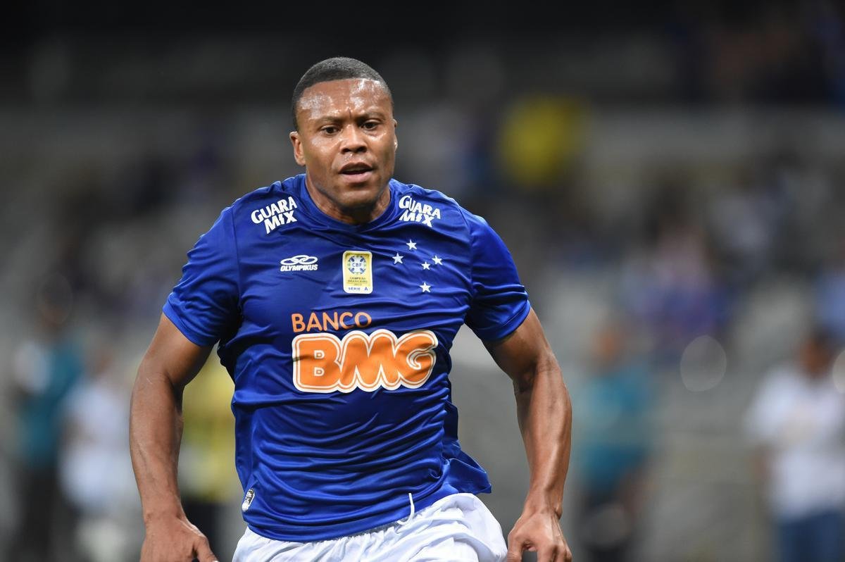 Julio Baptista foi bicampeo brasileiro com o Cruzeiro em 2013 e 2014. O meia herdou a camisa 10 de Diego Souza (vendido) no time de Marcelo Oliveira. Ele fez 62 partidas no clube e marcou 17 gols, alguns deles decisivos, como no triunfo sobre o Vitria por 3 a 1, em 2013, que garantiu o ttulo nacional.
