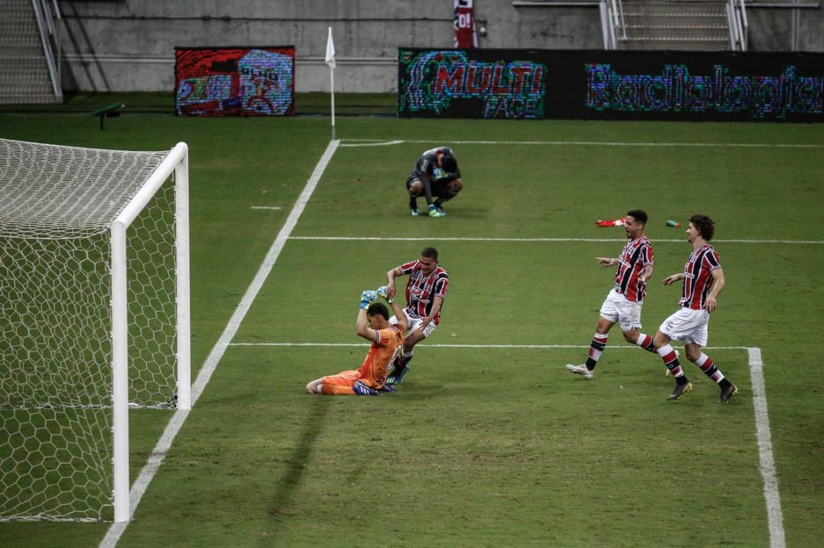 Nas cobranças dos pênaltis, Jefferson ainda defendeu o chute fraco de Fabinao, mas o goleiro Maycon Cleiton brilhou mais e fez duas defesas para colocar o Santa Cruz na grande final do Pernambucano.