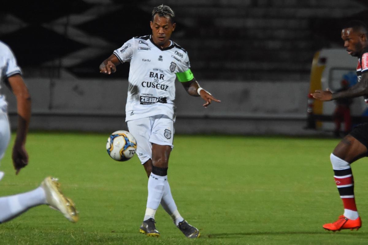 Em jogo movimentado, Santa Cruz e Treze se enfrentaram pela estreia da Série C de 2019. O time paraibano saiu à frente no primeiro tempo, com vantagem de 2 a 0 no placar. Com a virada após o intervalo, o Santa Cruz pressionou, mas o empate só viria após a invasão de um cachorro. Batizado depois de 'Pipicão', o cão foi retirado de campo pelo goleiro Anderson, e daí por diante o Santa empatou com gols de Neto Costa e Guilherme Queiroz, ambos reservas da equipe na ocasião.