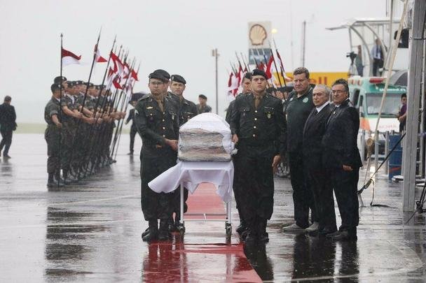 Honras militares na chegada das vítimas ao Aeroporto de Chapecó. Presidente Michel Temer esteve presente