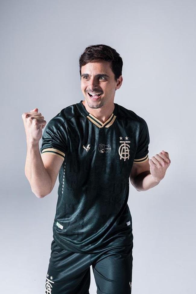 Fotos do modelo vencedor do Camisa Cento e Deca, concurso realizado em homenagem aos 110 anos de histria do Amrica