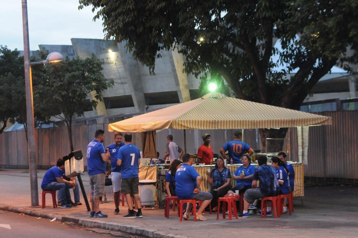 Torcedores do Cruzeiro e do Villa marcaram presena no Mineiro