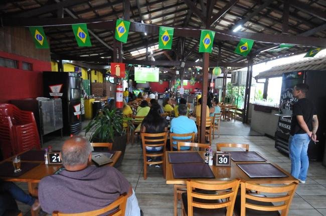 Na regio de Venda Nova, em Belo Horizonte, torcida festeja vitria do Brasil sobre a Coreia do Sul por 4 a 1 pelas oitavas de final da Copa do Mundo