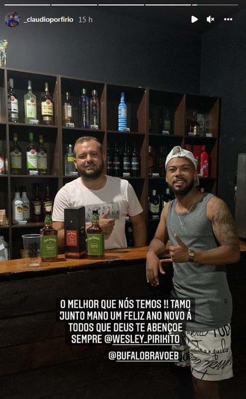 Claudinho ao lado do amigo Wesley