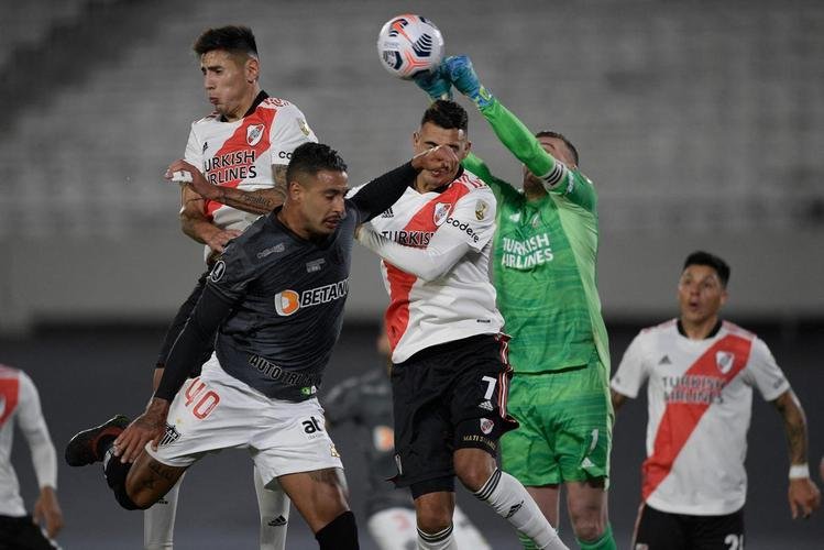 Nacho Fernndez, do Atltico, foi expulso aps atingir rival de forma involuntria