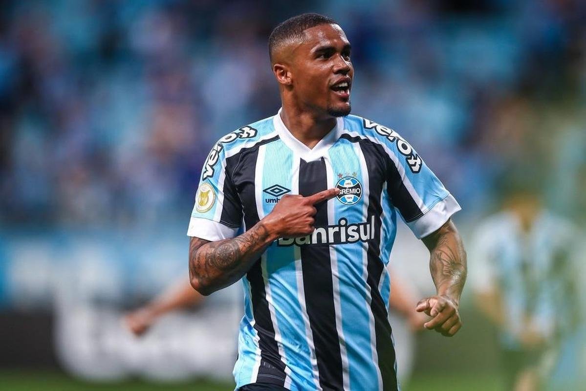 Douglas Costa - interessa ao Atltico
