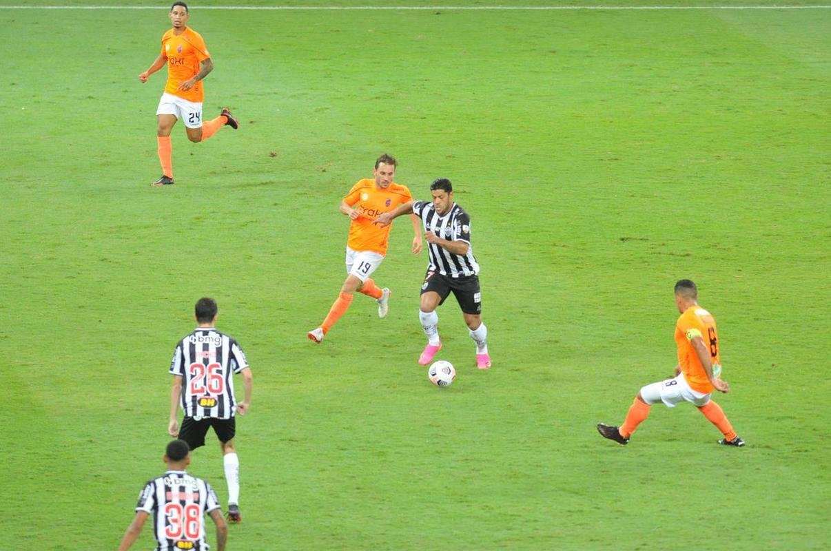 Fotos do gol de Hulk, do Atltico, sobre o La Guaira, no Mineiro, pela Libertadores