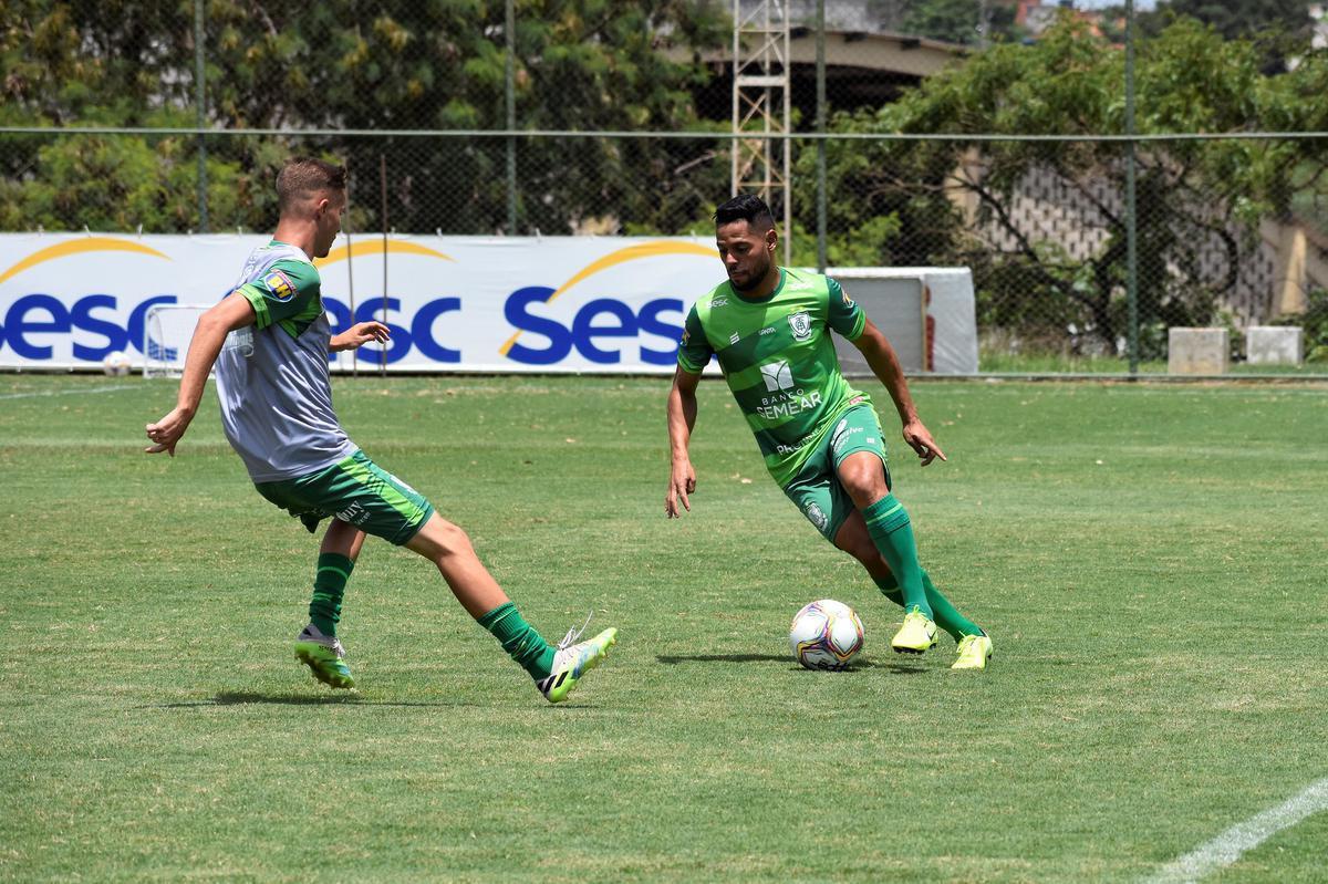O América treinou na manhã desta terça-feira (15), no CT Lanna Drumond, em Belo Horizonte. A atividade visou o confronto contra o Figueirense, válido pela 29ª rodada da Série B do Campeonato Brasileiro. A partida será disputada nesta quinta-feira (17), às 19h15, no Estádio Orlando Scarpelli, em Florianópolis.