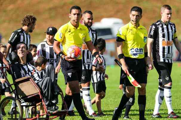 Fotos do duelo entre Patrocinense e Atltico, em Patrocnio, pela nona rodada do Mineiro