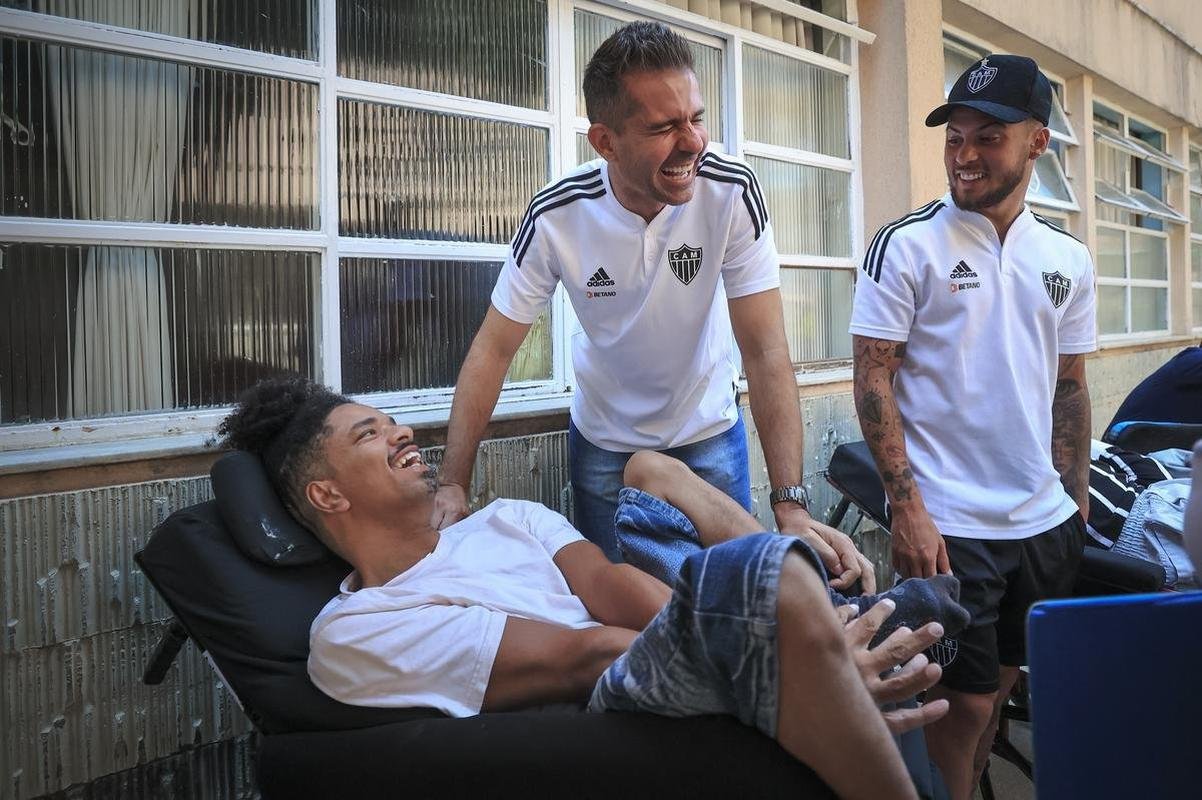 Jogadores do Atltico visitam Ncleo Assistencial Caminhos para Jesus