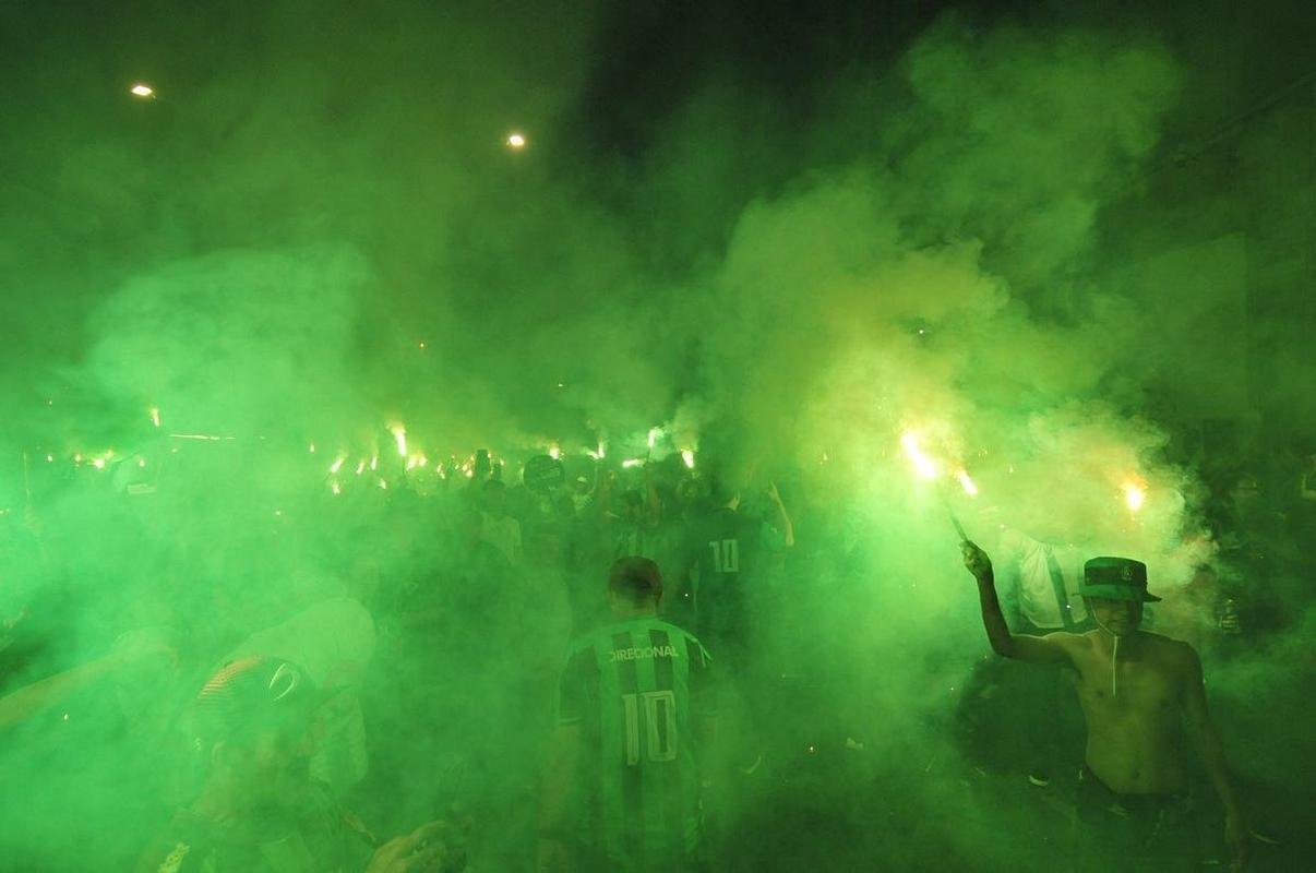 Fotos da torcida do Amrica nos arredores do Independncia, em Belo Horizonte, antes da bola rolar para o jogo contra o So Paulo, nesta quinta-feira (18). Partida valida pela volta das quartas de final da Copa do Brasil. 