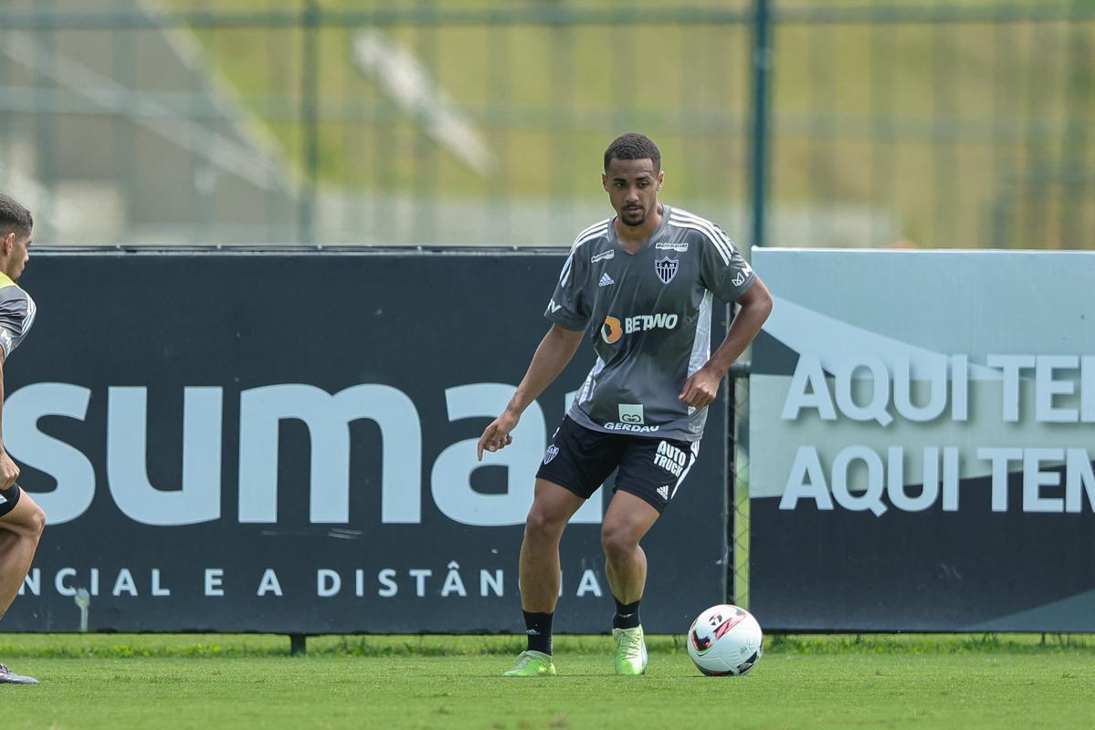 Pavon est liberado pelo departamento mdico e retornou aos treinos com o grupo do Atltico