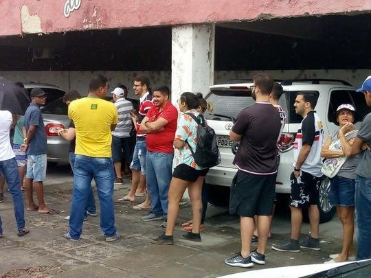 Torcedores formam longas filas no Arruda para comprar ingressos para o clássico contra o Náutico nos Aflitos