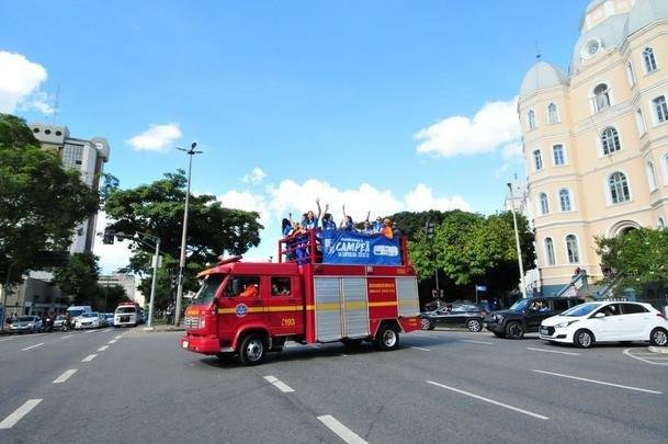 Jogadoras do Minas desfilam em carro aberto pelas ruas de Belo Horizonte após conquista do tri da Superliga Feminina de Vôlei