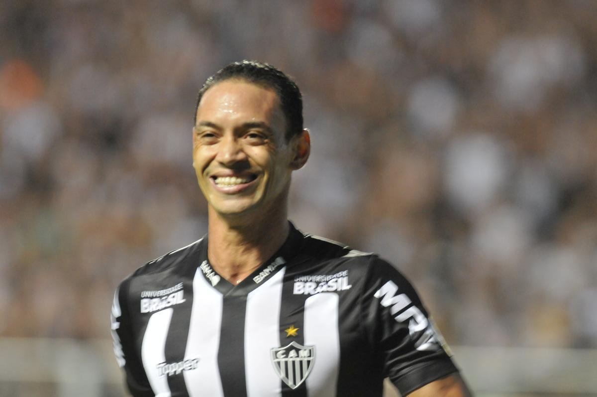 No primeiro tempo, Atltico abriu 3 a 1 no placar, com gols de Luan e Ricardo Oliveira (2)