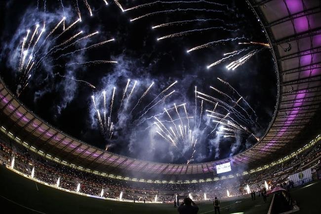 Mineiro teve show de luzes e iluminao especial antes do jogo entre Cruzeiro e Ituano pela Srie B do Campeonato Brasileiro. Estdio aderiu  campanha Outubro Rosa, de conscientizao da sociedade para a preveno do cncer de mama. Houve ainda espetculo com fogos e aes de patrocinadores do clube na esplanada para o torcedor, que festejou com o time o ttulo da Srie B do Brasileiro