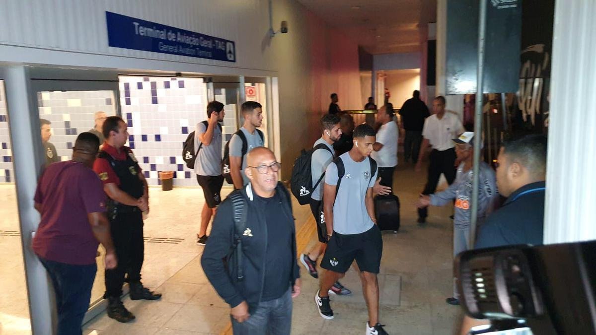 Jogadores do Atltico desembarcaram nesta quinta-feira, em Confins, na Grande Belo Horizonte, aps eliminao vexatria para Afogados-PE na Copa do Brasil. Demitidos, tcnico Rafael Dudamel, diretor de futebol Rui Costa e gerente de futebol Marques estavam junto com a delegao, mas no concederam entrevista.
