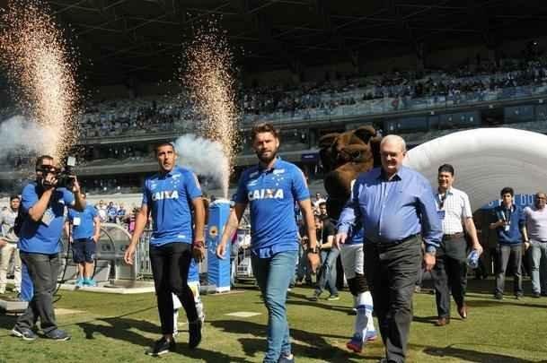 Cruzeiro apresentou para sua torcida no Mineiro os atacantes Sobis, camisa 7, e bila, que vestir a 50