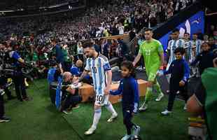 Entrada de Argentina e Frana no campo do Estdio Icnico de Lusail para a final da Copa do Mundo foi um espetculo  parte. Veja fotos do show de fogos, de luzes e da execuo dos hinos nacionais dos dois pases