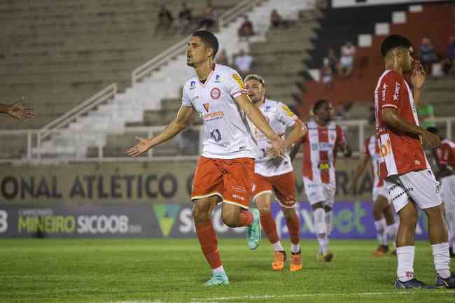 Daniel Amorim marcou dois gols na vitria do Tombense sobre o Villa Nova
